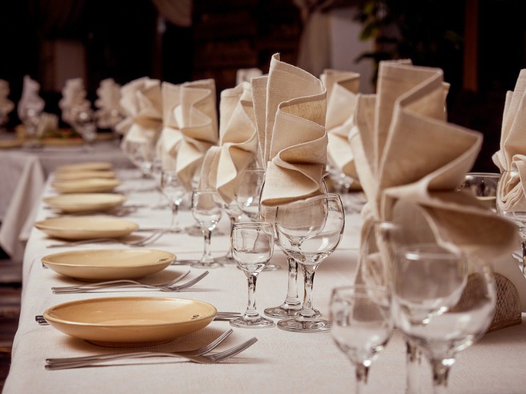 Friedrich-Kulinarisch-Catering-Serivce7-cloth-napkins-in-glasses-picture-id900961436